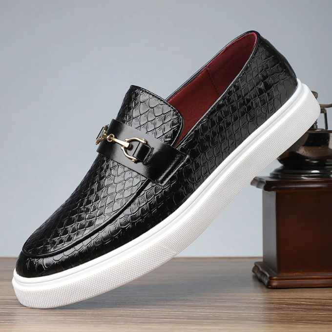 Mocassins texture embossée à boucle dorée
