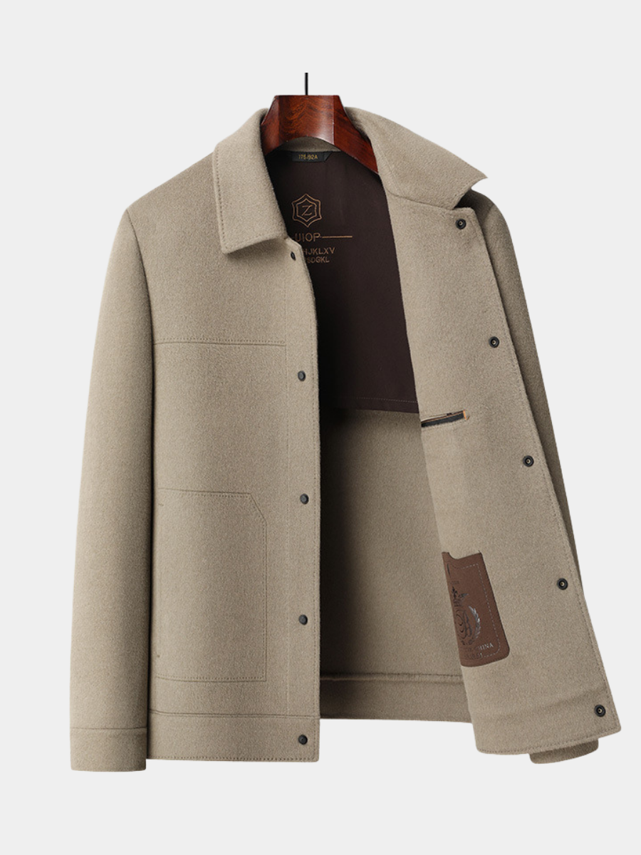 Veste courte aspect lainage beige ouverte sur cintre, doublure contrastée