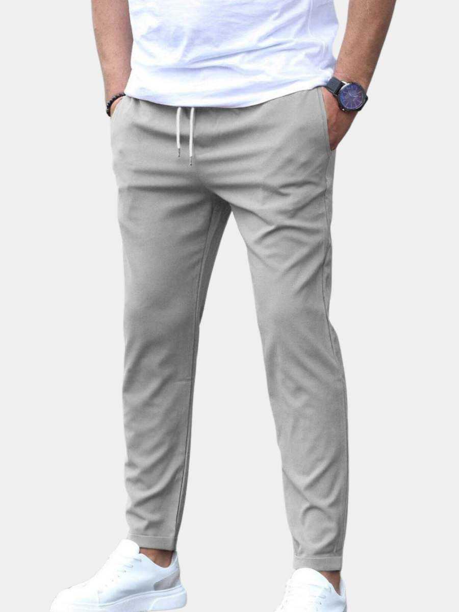 Pantalon taille élastique à cordon gris clair porté avec un t-shirt blanc, vue de face