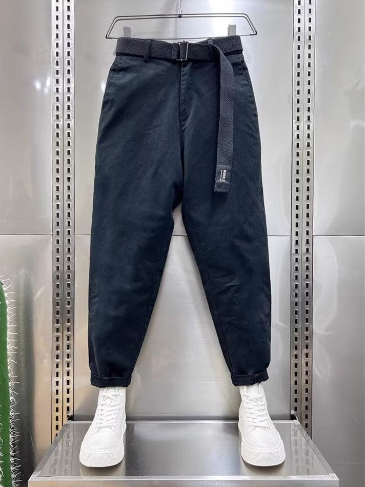 Pantalon coupe carotte avec ceinture sangle