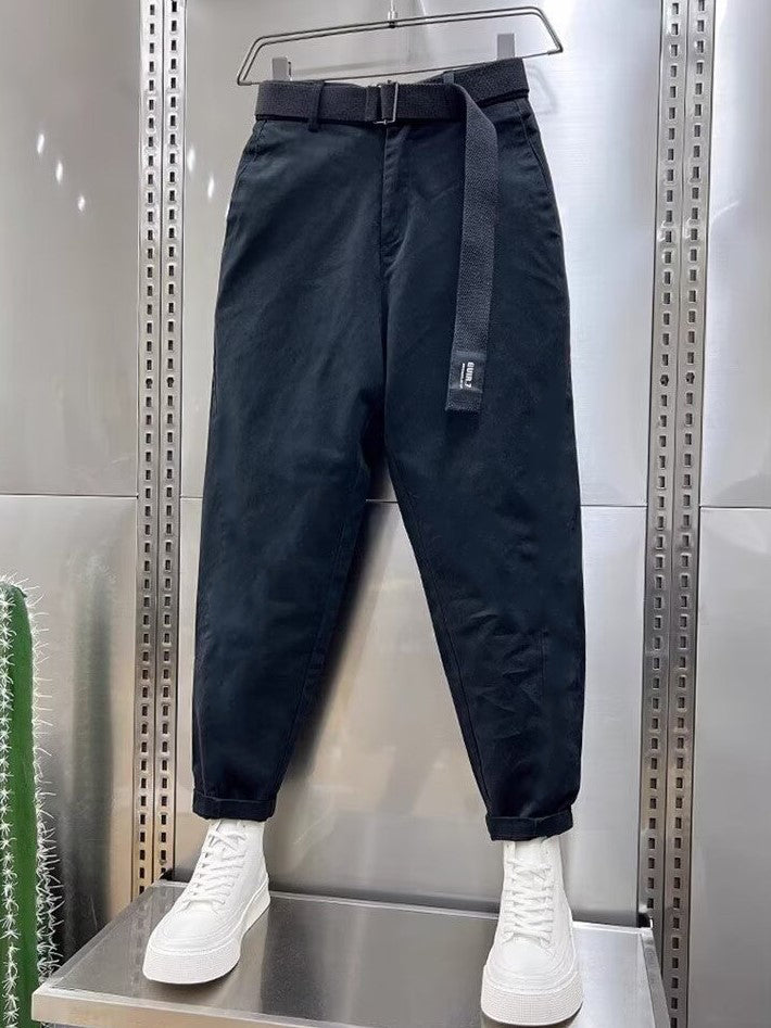 Pantalon coupe carotte avec ceinture sangle