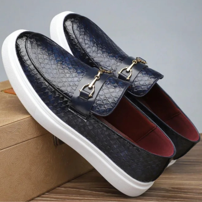 Mocassins texture embossée à boucle dorée
