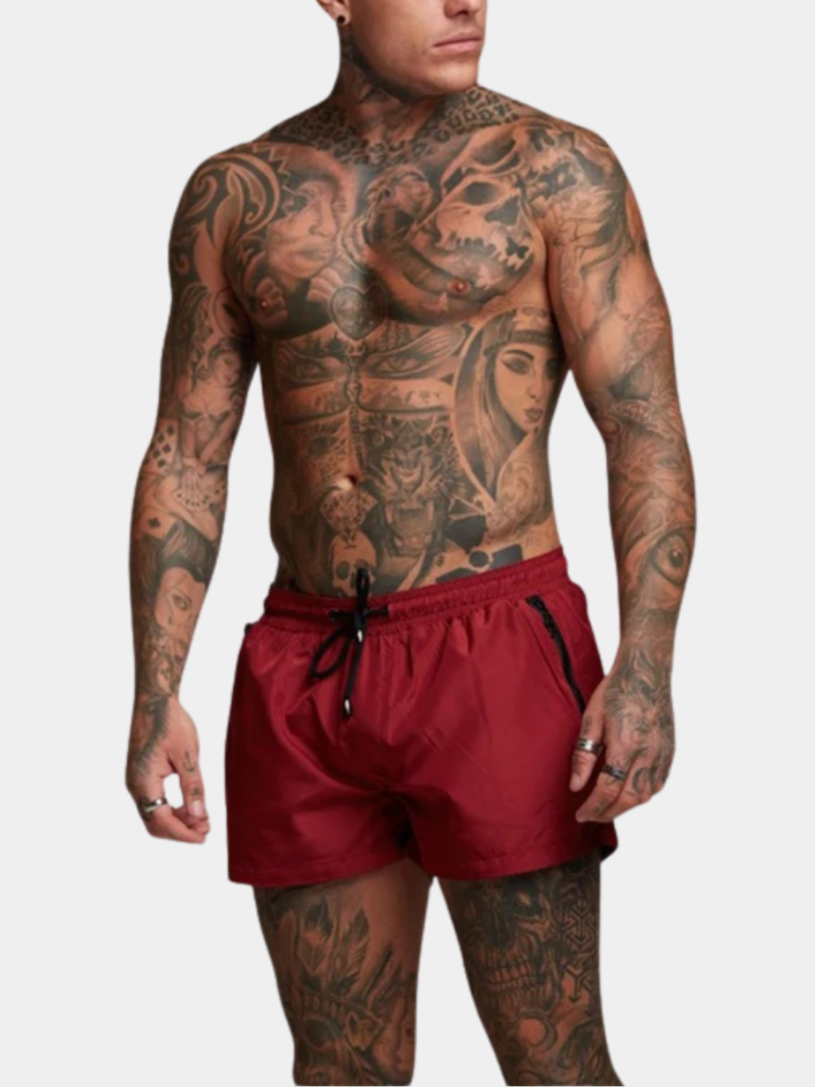 Short de bain court rouge homme porté de face, taille à cordon et poche zippée – Denfert