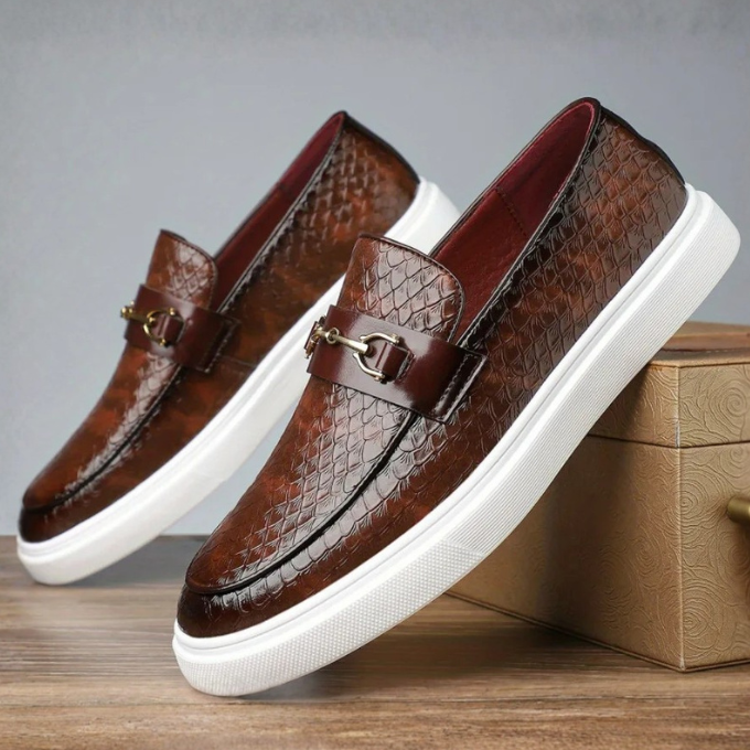 Mocassins texture embossée à boucle dorée