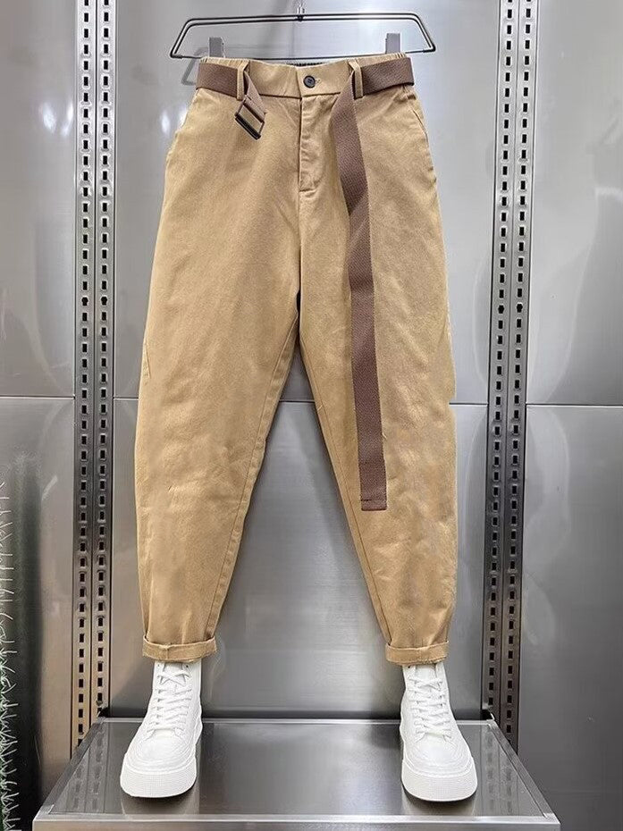 Pantalon coupe carotte avec ceinture sangle