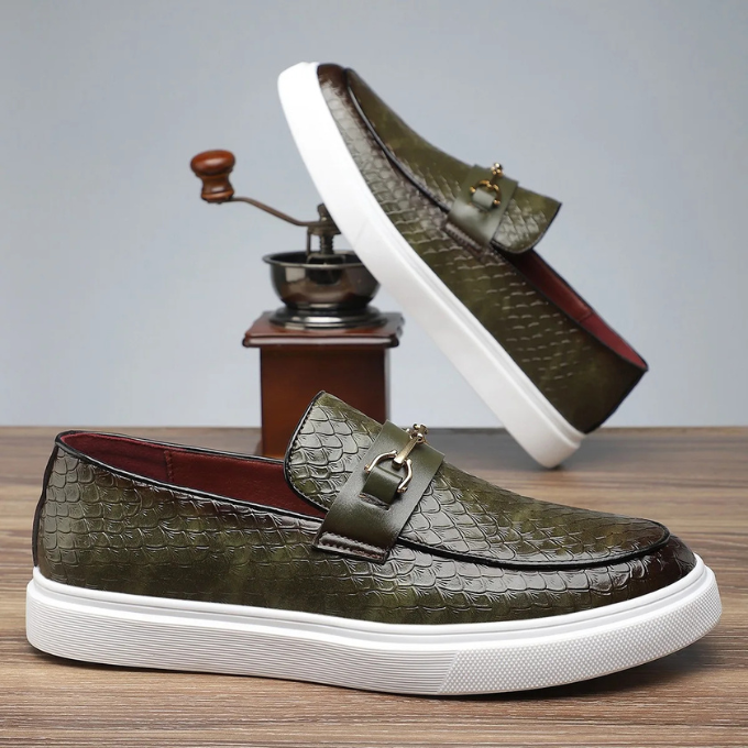 Mocassins texture embossée à boucle dorée