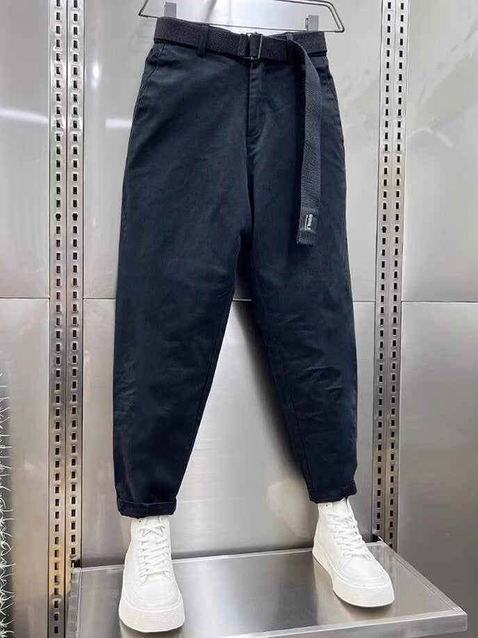 Pantalon coupe carotte avec ceinture sangle