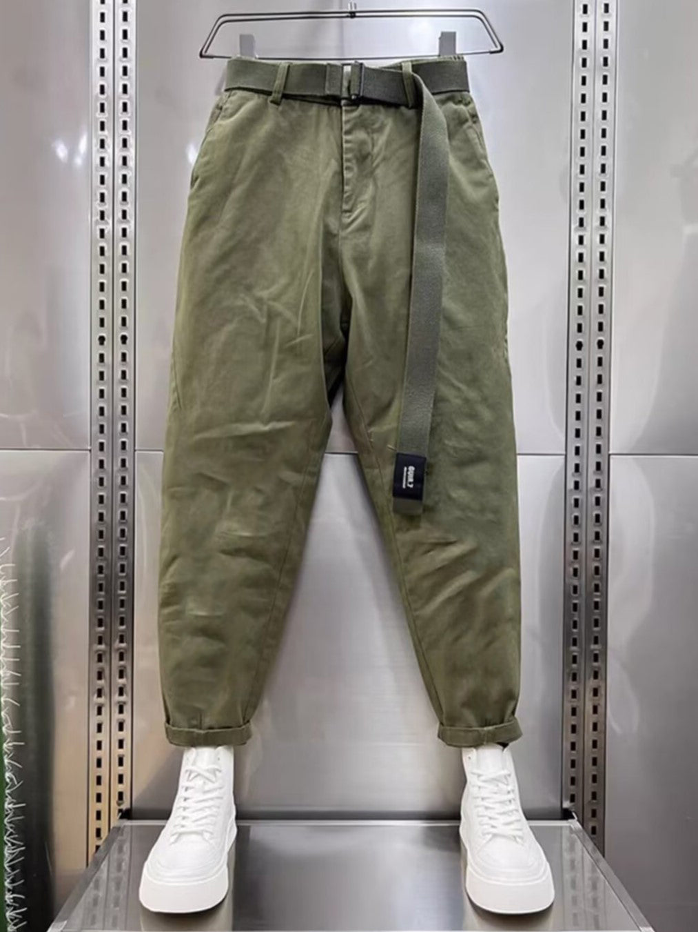 Pantalon coupe carotte avec ceinture sangle