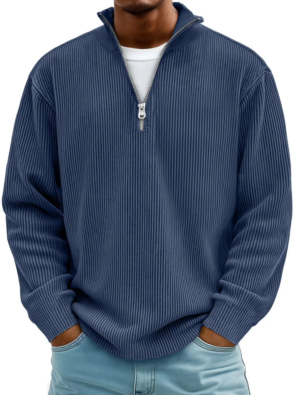 Pull col camionneur zippé maille côtelée bleu marine porté de face – Falguière