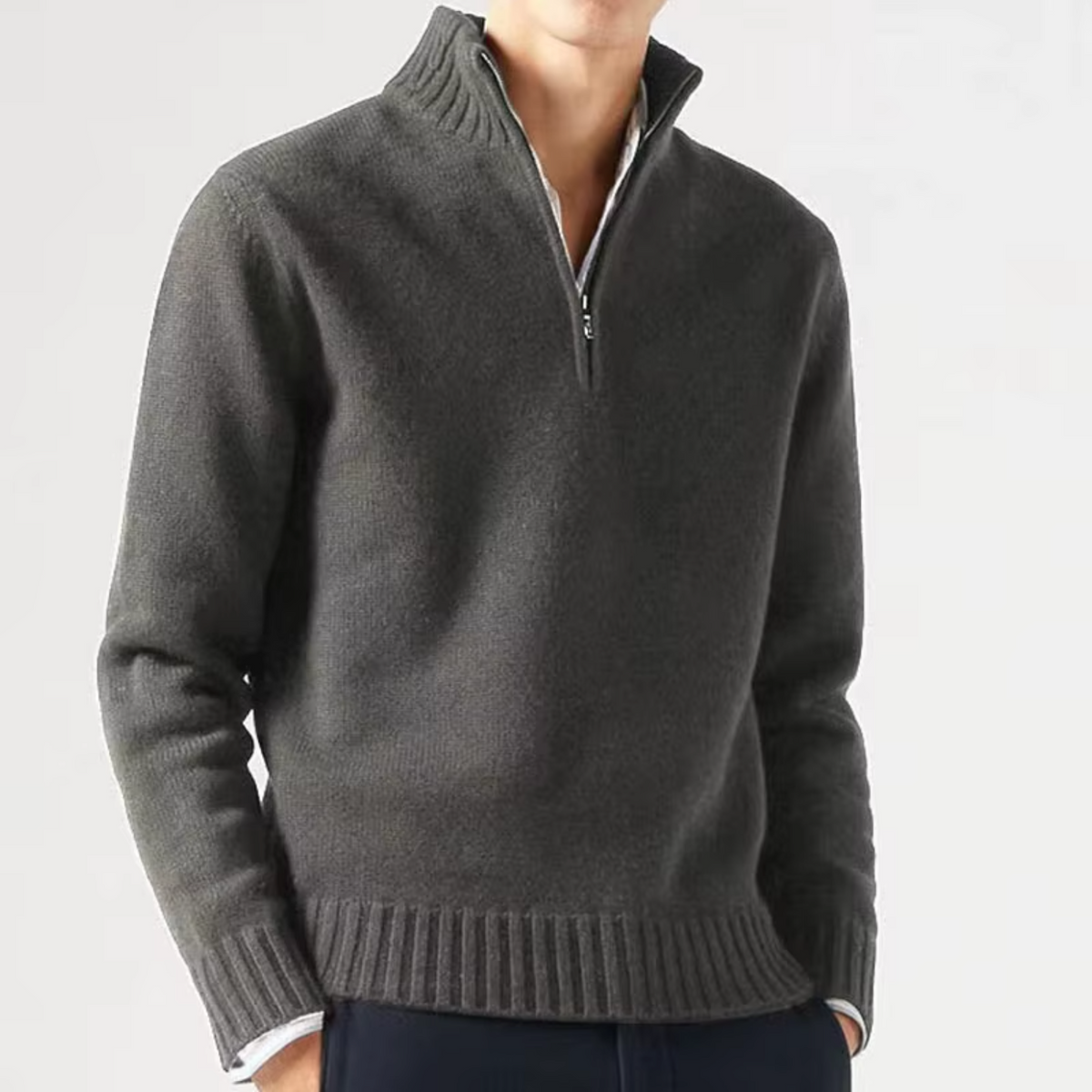 Pull col montant zippé en laine maille fine coupe ajustée homme – Gris foncé