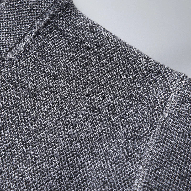Gros plan sur la maille texturée chinée du gilet gris