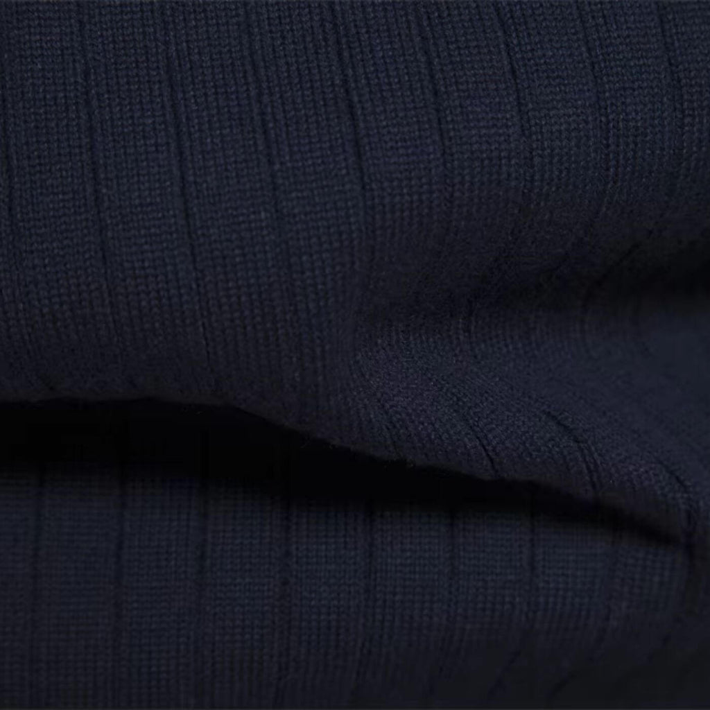 Détail de la maille côtelée et du bord-côte du pull bleu marine