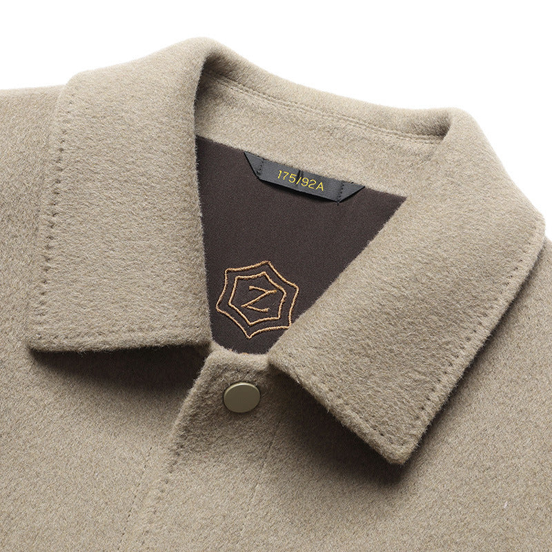Détail du col chemise et du bouton pression, coloris beige