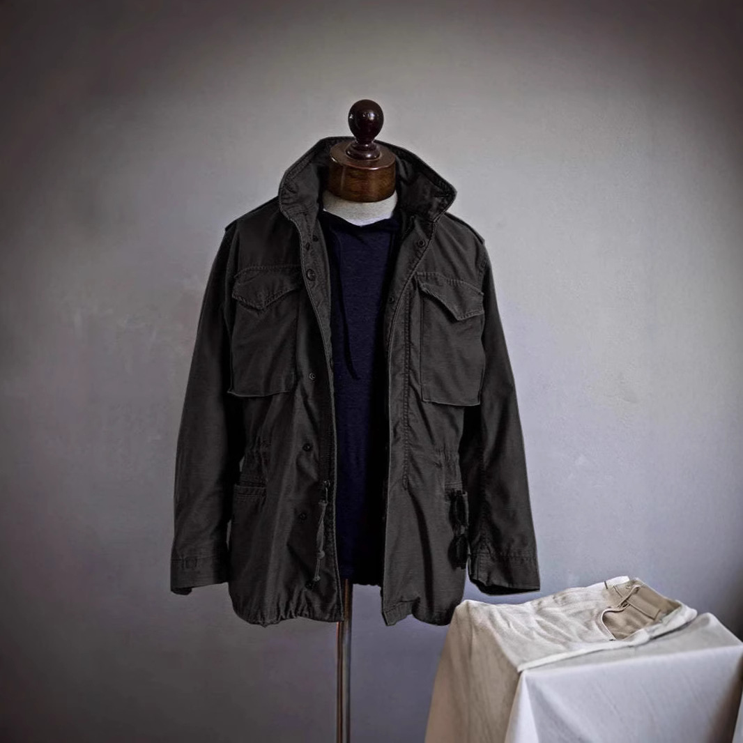 Veste en toile aux lignes épurées