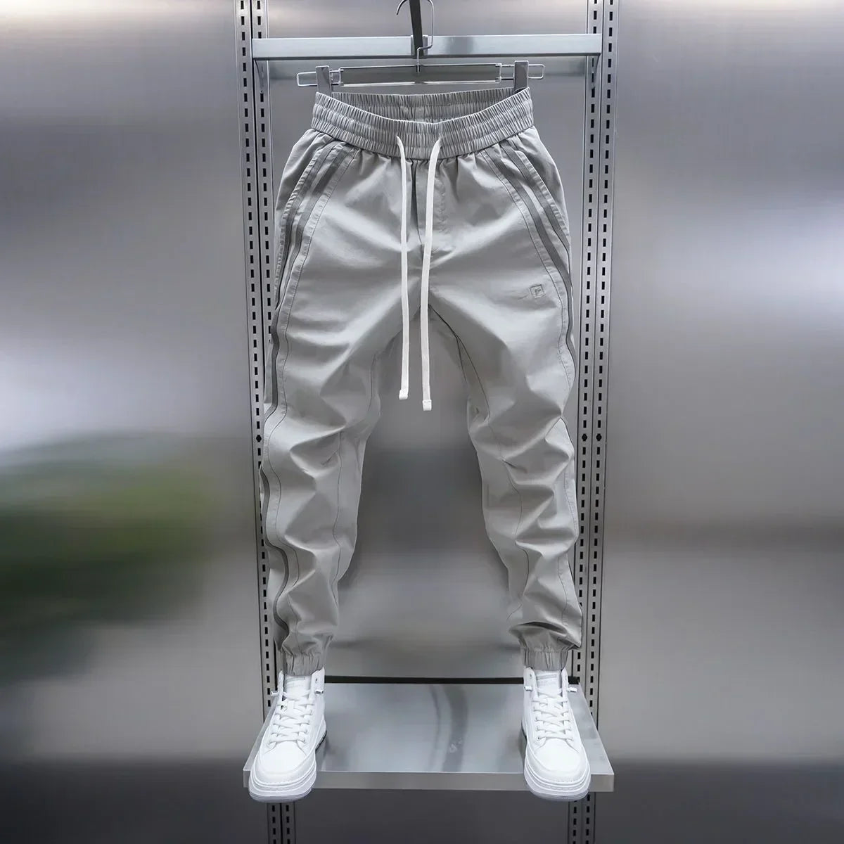 Pantalon fuselé à bas boutonnés