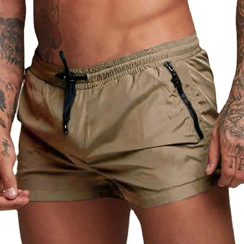 Short de bain kaki homme porté de face, cordon noir et poches zippées