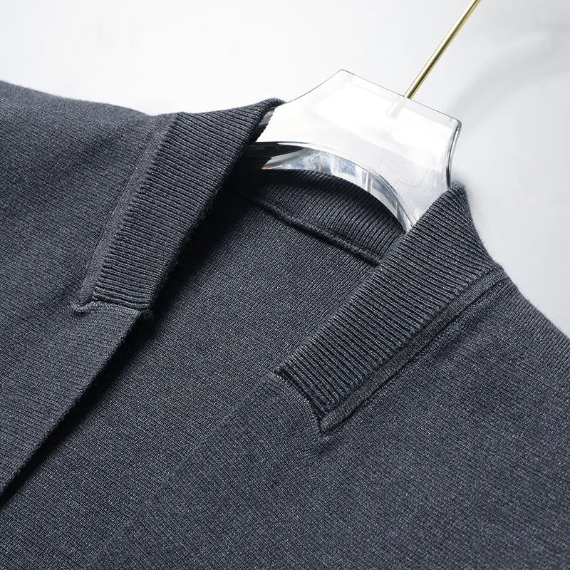 Cardigan boutonné à fines rayures