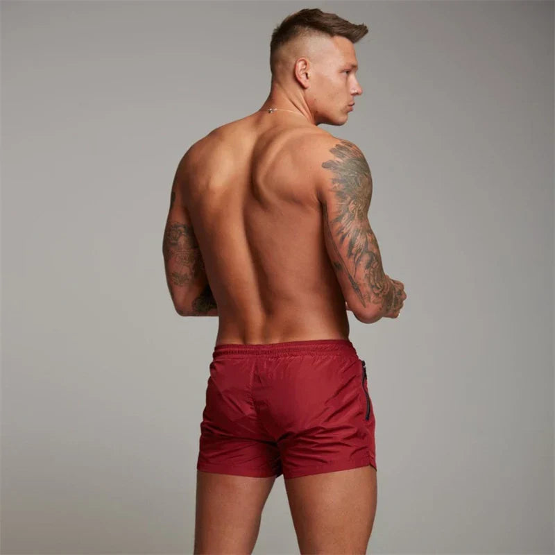 Short de bain rouge homme vu de dos