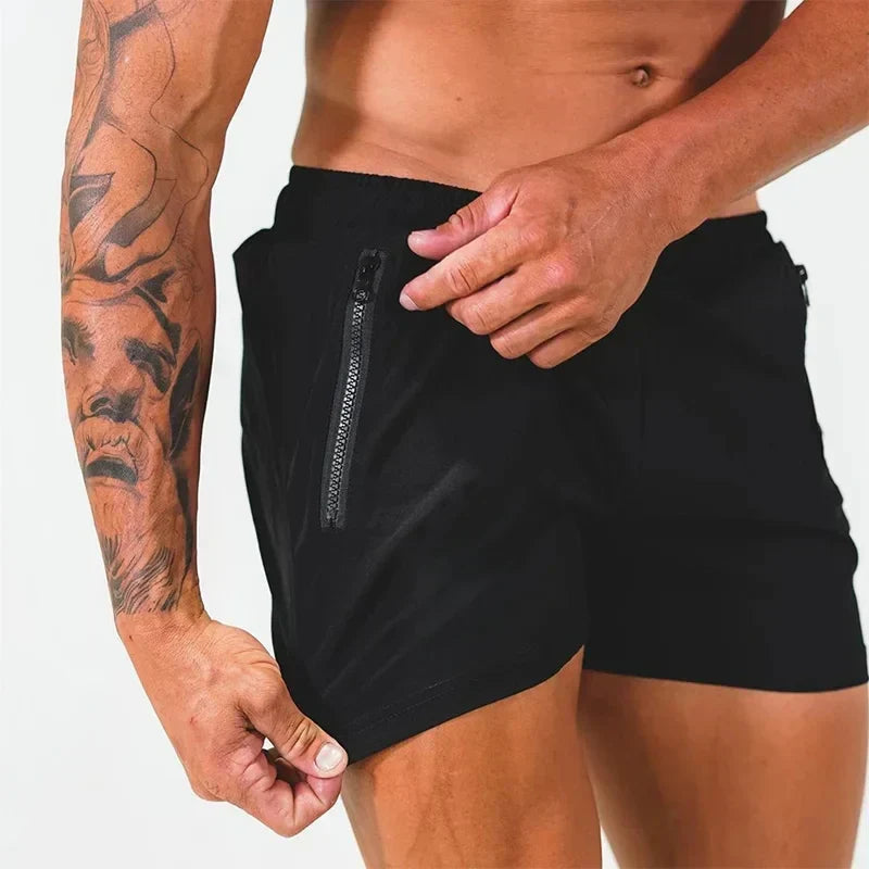 Short de bain noir homme vu de côté, poche zippée et fente latérale