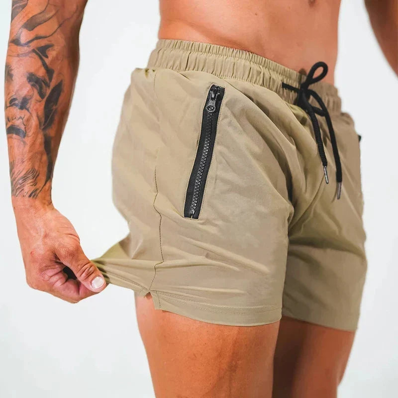Short de bain kaki homme vu de côté, poche zippée et fente latérale