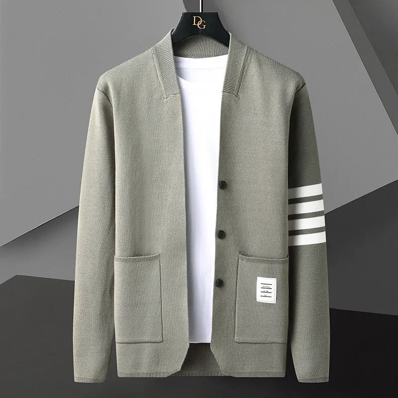Cardigan boutonné à fines rayures
