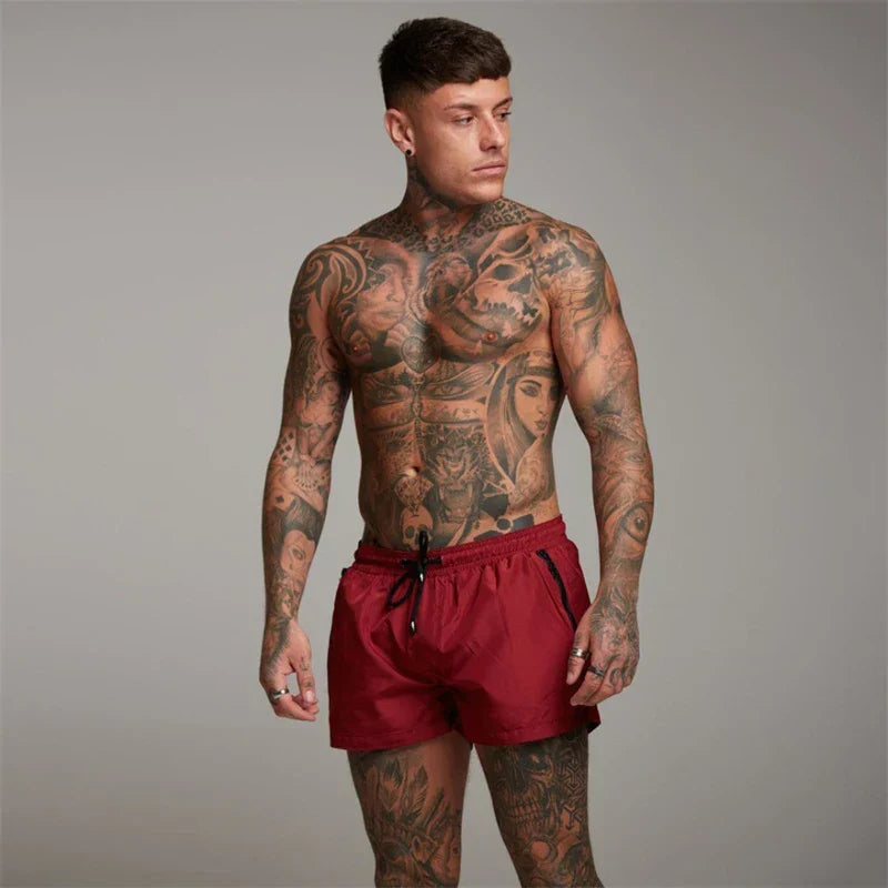 Short de bain rouge homme porté, vue de face en pied