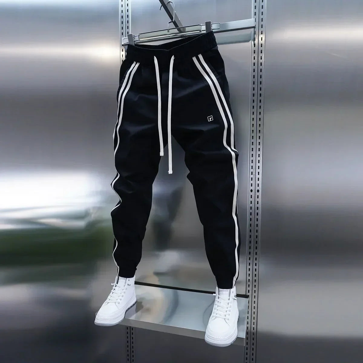 Pantalon fuselé à bas boutonnés