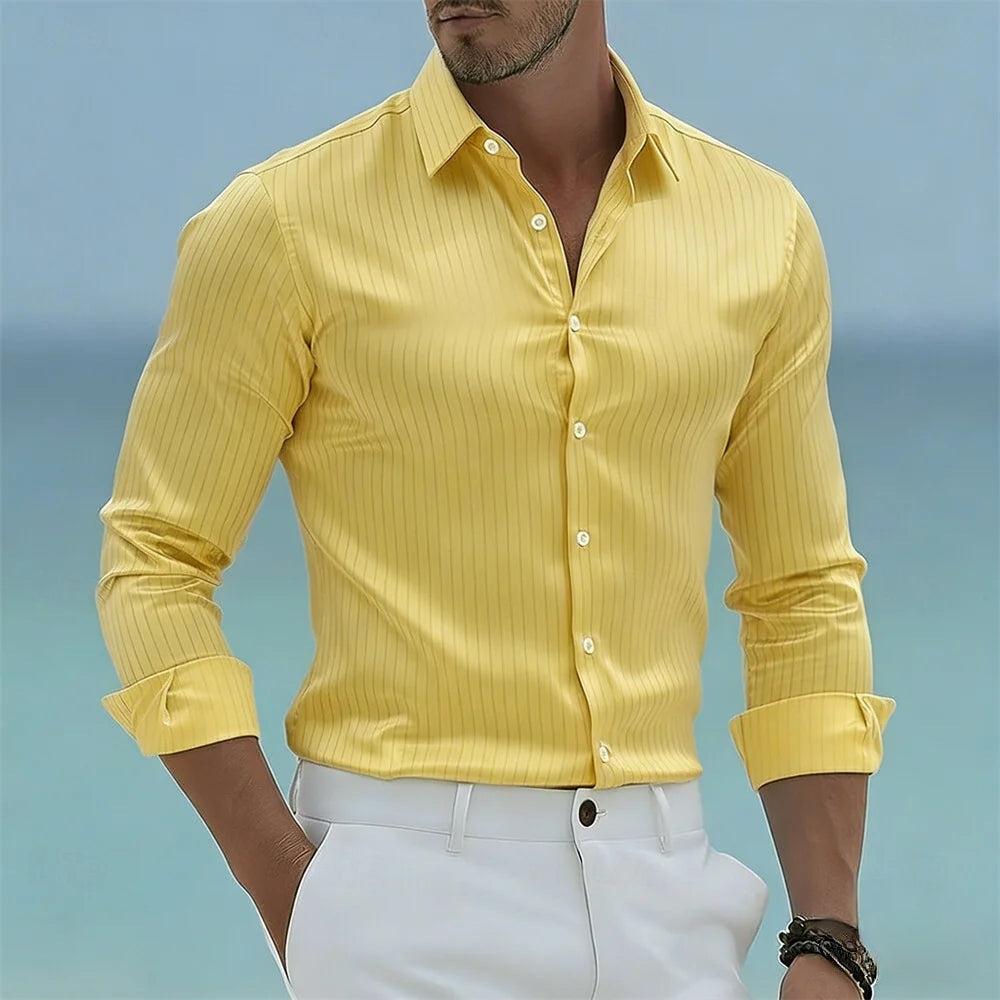 Chemise à fines rayures verticales