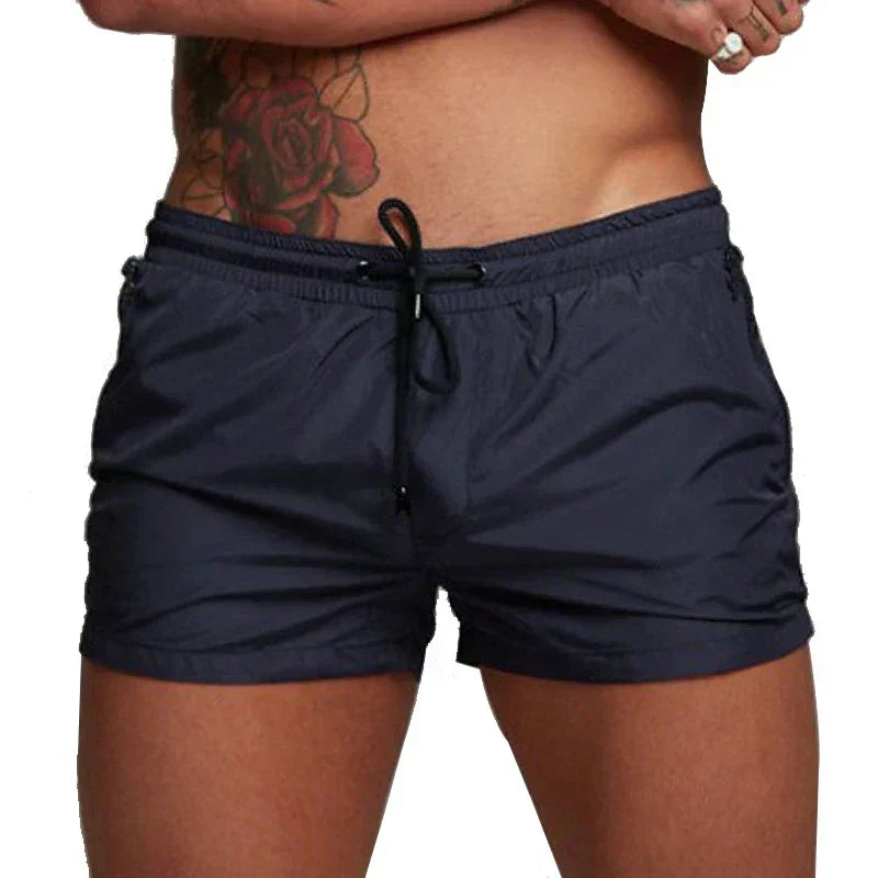 Short de bain bleu marine homme porté de face, taille à cordon