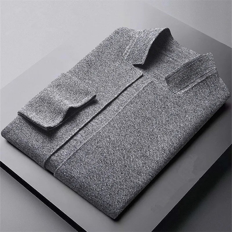 Gilet col montant gris plié, détail du col et de la maille