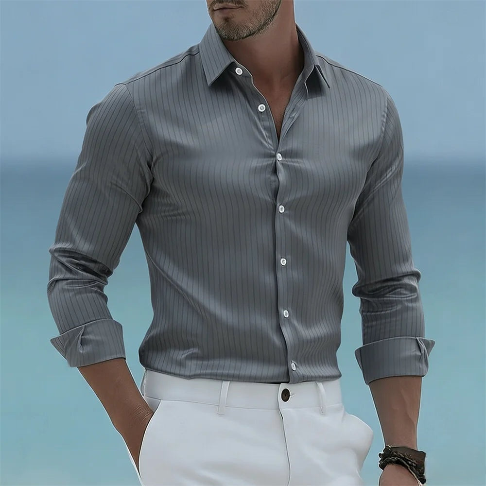 Chemise à fines rayures verticales