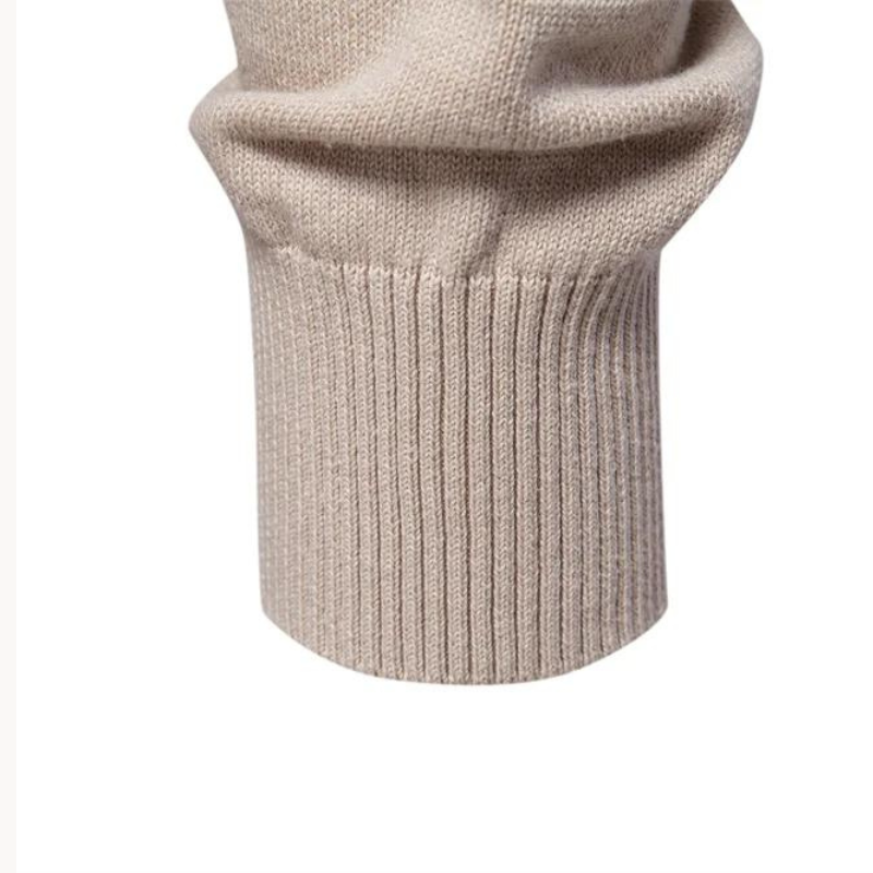 Détail du poignet en bord-côte du pull Beaubourg, coloris beige