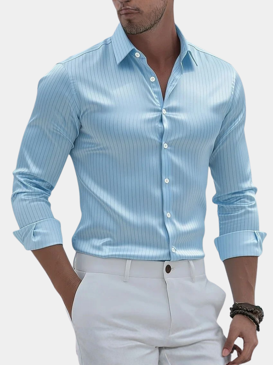 Chemise à fines rayures verticales