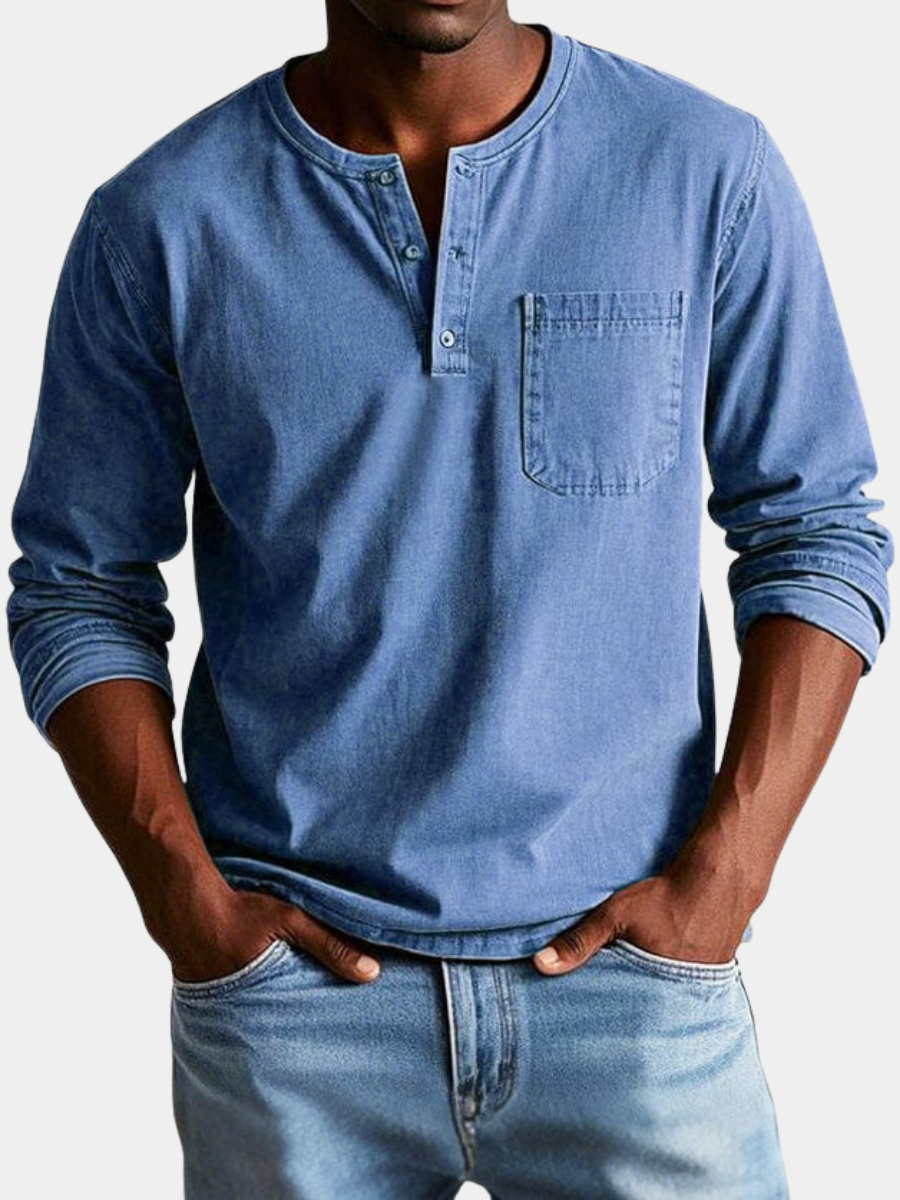 Chemise col tunisien aspect délavé bleu portée avec un jean clair