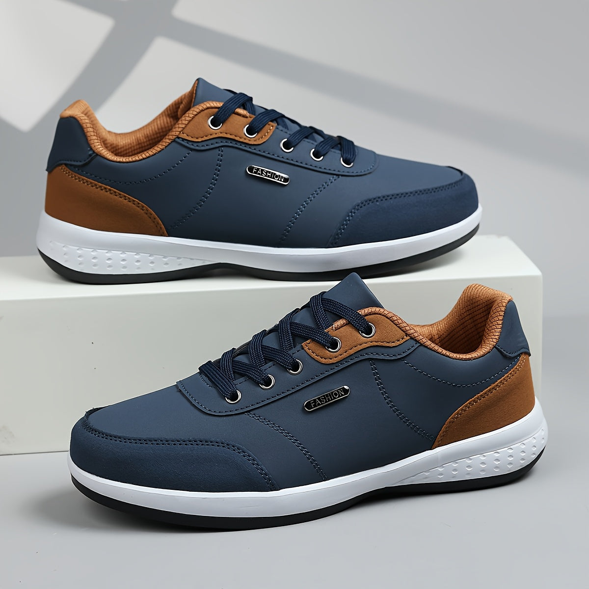 Baskets en toile ou cuir bicolores à lacets semelle contrastée homme – Margaux
