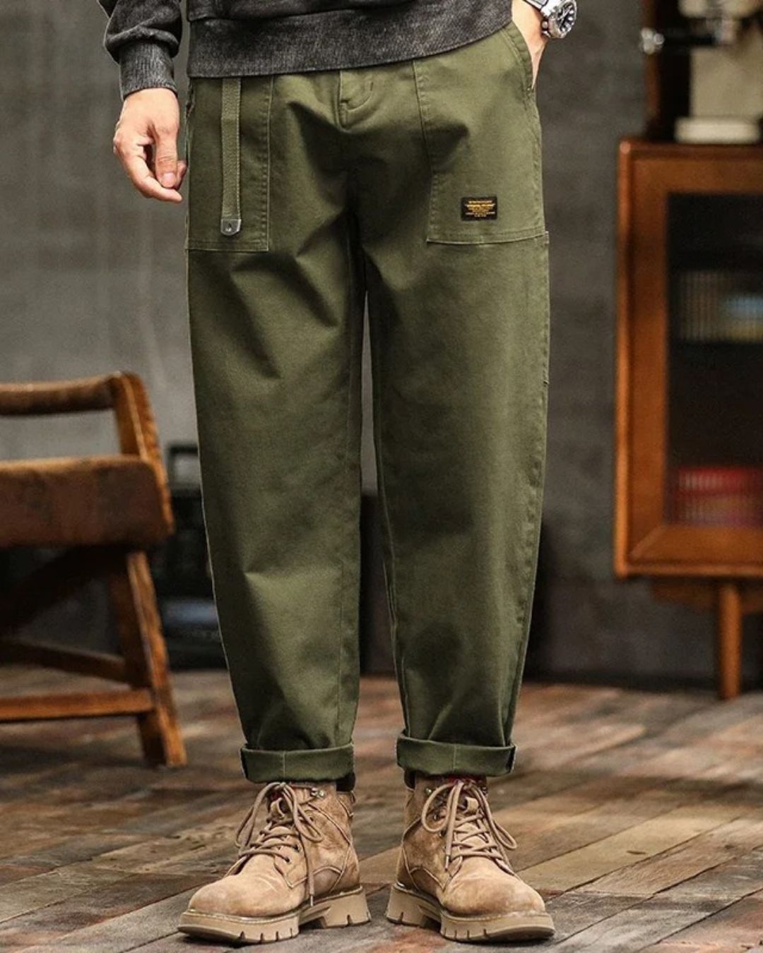 Pantalon cargo vert militaire porté avec des bottines lacées – Montorgueil