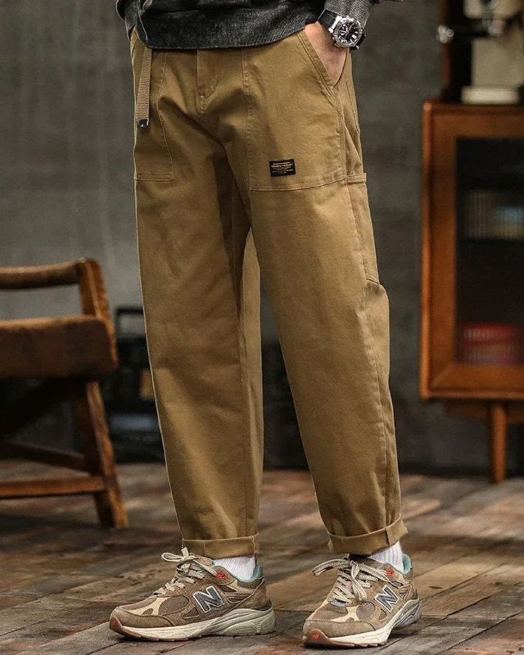 Pantalon cargo kaki coupe droite porté avec des baskets – Montorgueil
