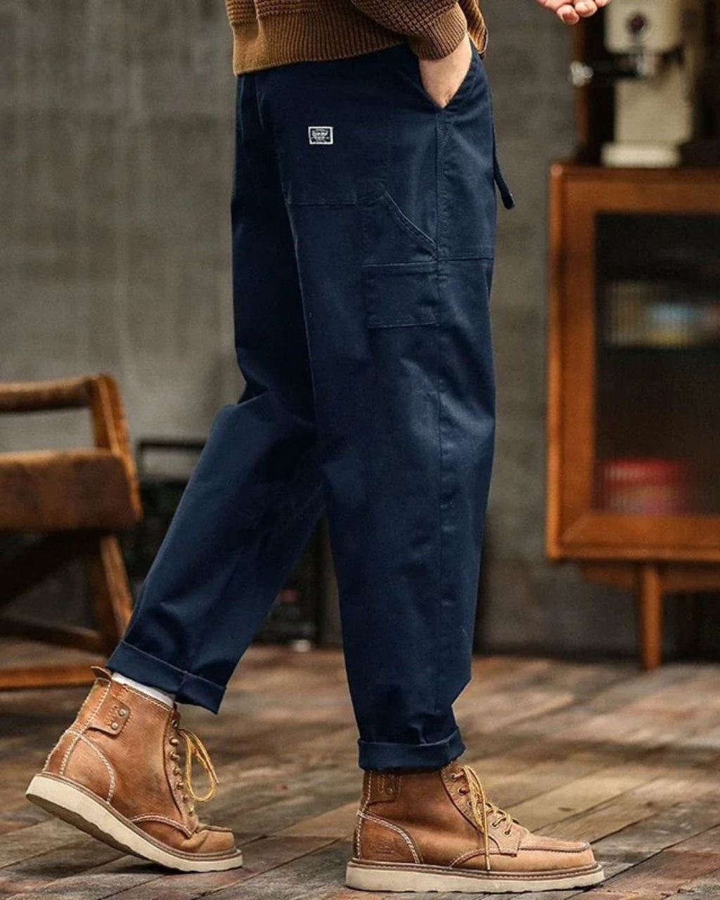 Pantalon cargo bleu vu de profil avec poche latérale – Montorgueil