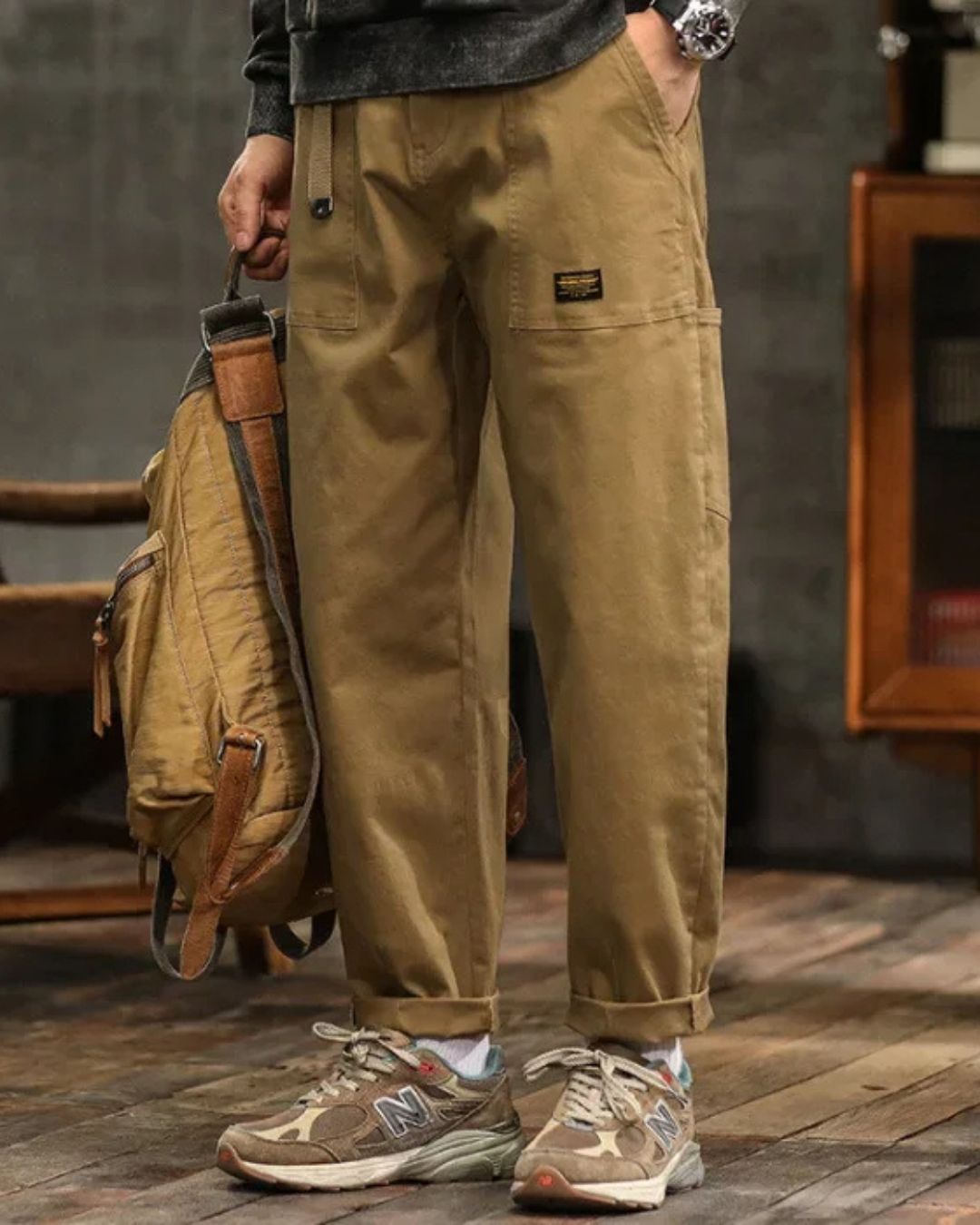 Pantalon cargo kaki porté avec des baskets et un sac à dos – Montorgueil