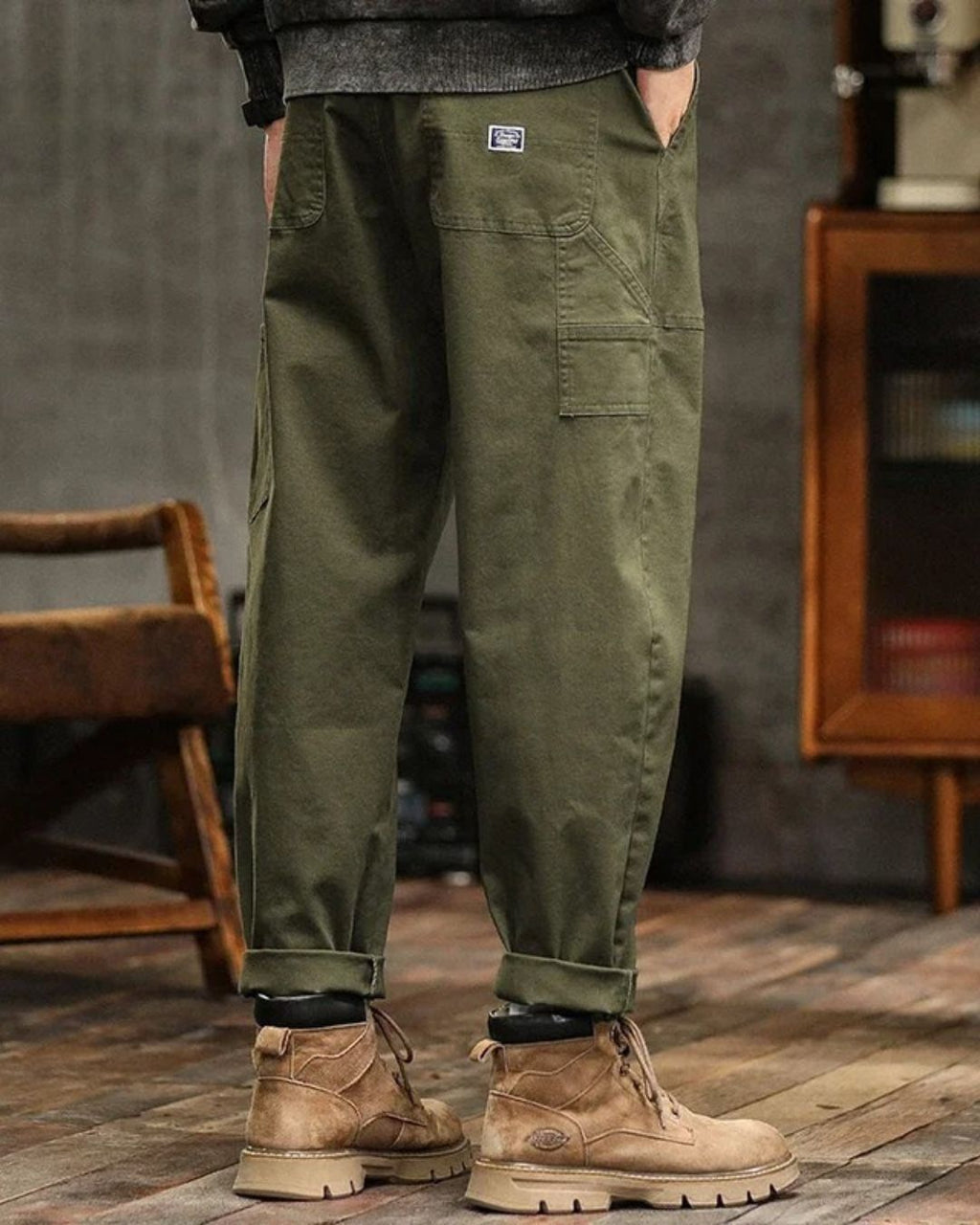 Pantalon cargo vert militaire vu de trois quarts avec poche latérale – Montorgueil