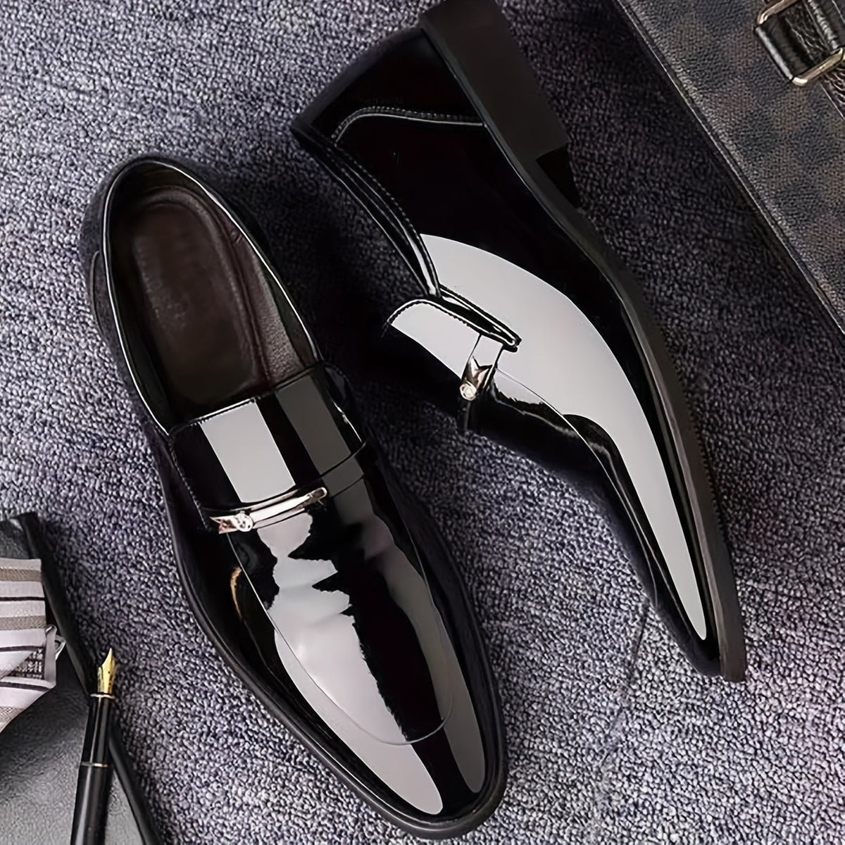Chaussures habillées vernies à enfiler détail métallique bout allongé homme – Barsac