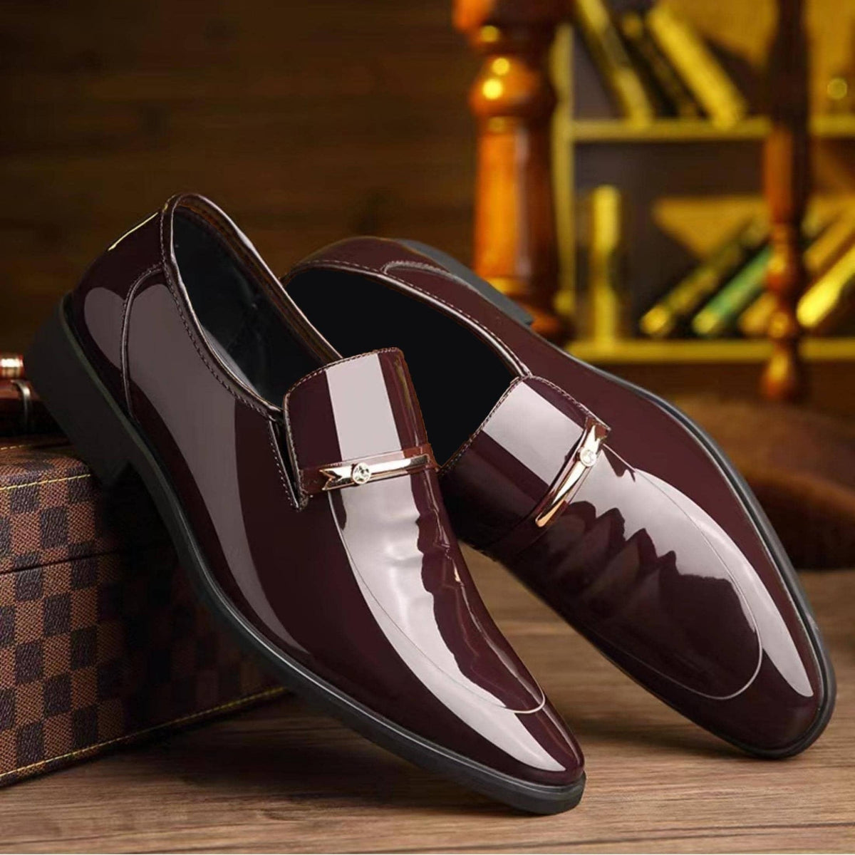 Chaussures habillées vernies à enfiler détail métallique bout allongé homme – Barsac