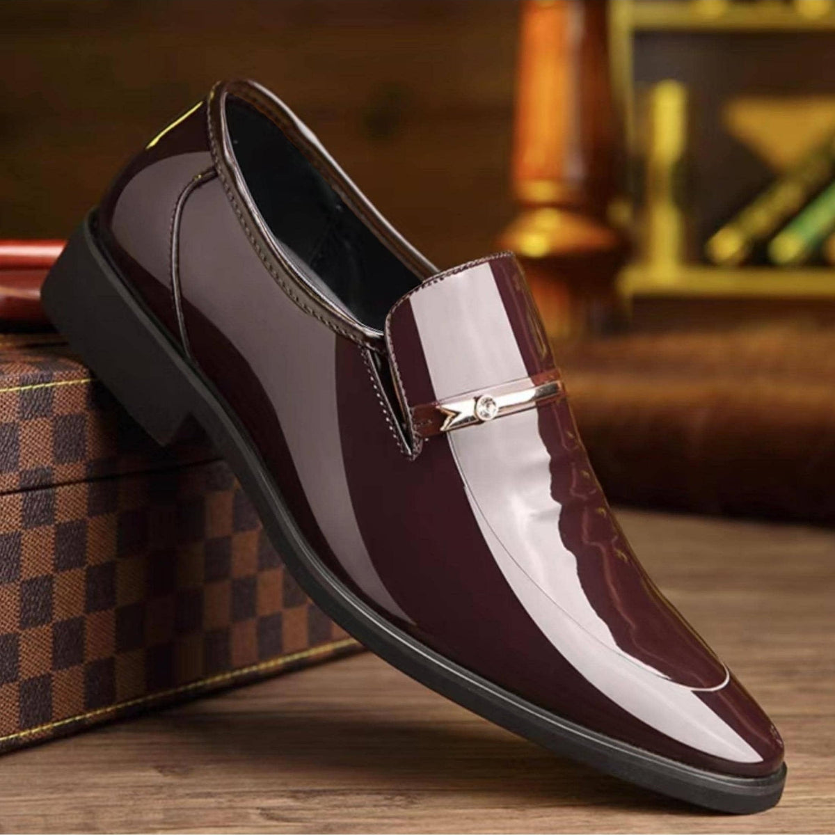 Chaussures habillées vernies à enfiler détail métallique bout allongé homme – Barsac