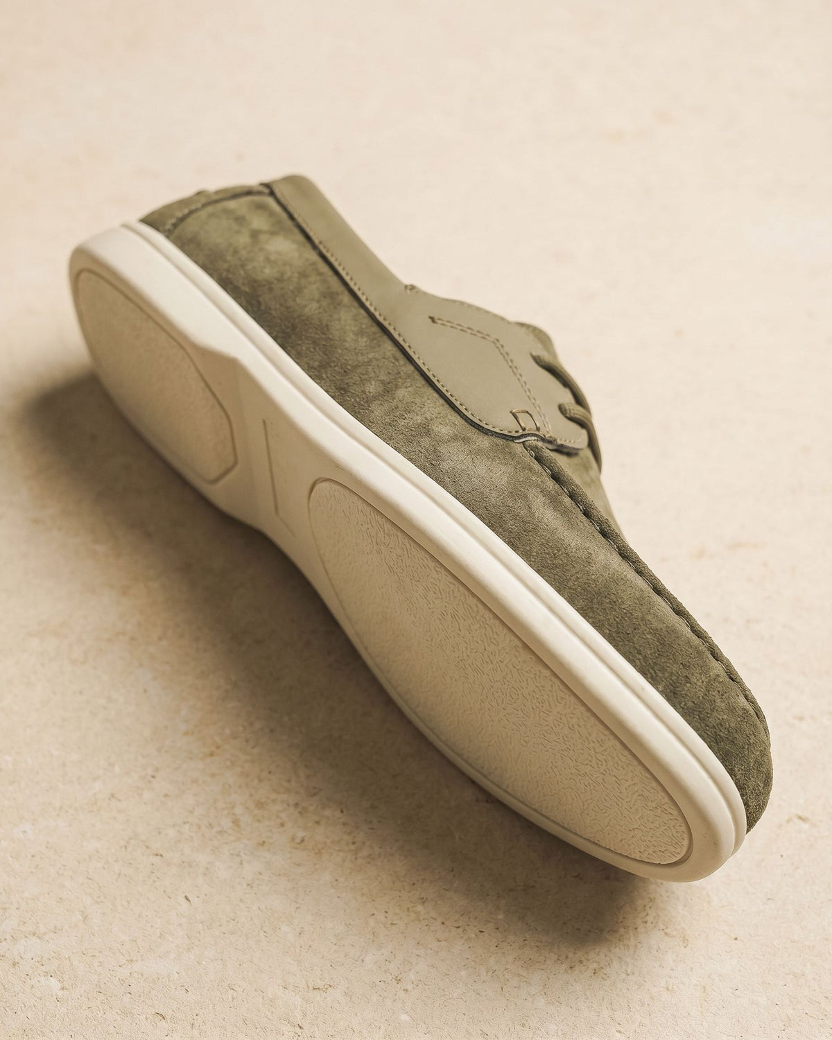 Chaussures à lacets en suédine style sobre silhouette soignée coloris olive homme – Parentis