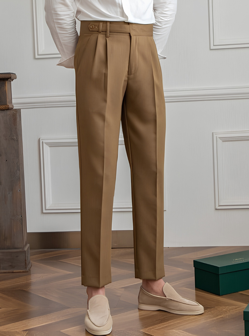 Pantalon de tailleur à plis et poches latérales taille à passants homme – Pécharmant